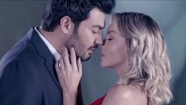 Son igualitos! Conoce a Arnaud, el hermano de Angelique Boyer que rompe  corazones en redes